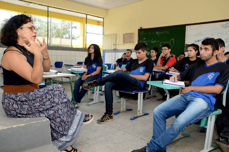 Dados do Plano Nacional de Qualificação, do Ministério do Trabalho e Previdência Social de 2016, apontam que, no Brasil, as mulheres são maioria nas escolas, universidades e cursos de qualificação e atualização profissional. Geny Ferreira (foto), que se formou para contar aos seus alunos como os fatos do passado desenham o presente e definem o futuro, desde 2008 deixou de ser apenas uma docente da rede pública estadual para ser um forte elo entre os professores de todas as disciplinas e os alunos surdos que precisam ser incluídos não só à turma na sala de aula, mas à sociedade.
FOTO: RAI PONTES / ASCOM SEDUC
DATA: 07.03.2018
BELÉM - PARÁ <div class='credito_fotos'>Foto: Rai Pontes/Ascom Seduc | <a href='/midias/2018/originais/e8c60291-b165-4095-a0e2-4bce9eb9a445.jpg' download><i class='fa-solid fa-download'></i> Download</a></div>