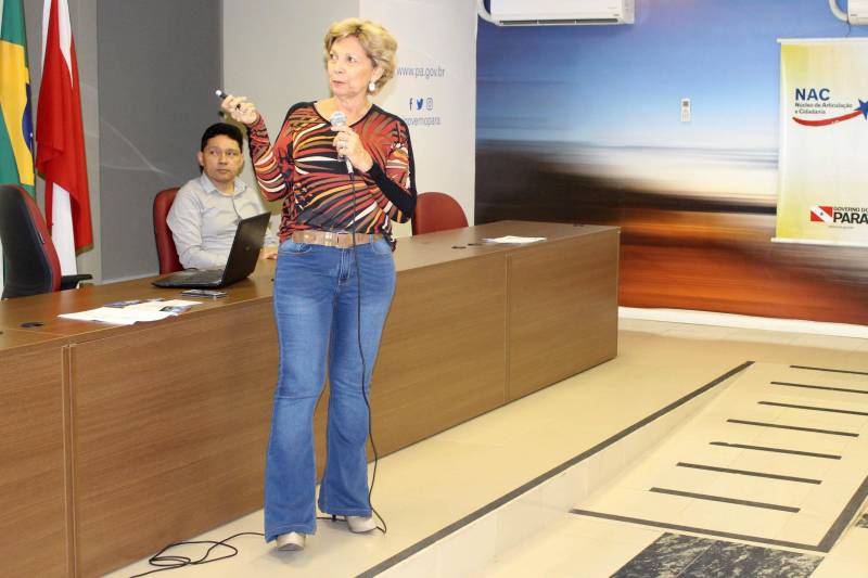 Disseminar conhecimento para transformação da realidade social das comunidades, essa é a missão da Incubadora de Projetos Sociais da Universidade Federal do Pará (UFPA), que esteve na manhã dessa quarta-feira, 30, no auditório da Casa Civil, em Belém, para o lançamento do projeto “Bate-Papo com o terceiro setor”, promovido pelo Núcleo de Articulação e Cidadania (NAC) do Estado. Na foto, a professora mestra Fíbia Guimarães.

FOTO: RUAN MORAES / ASCOM NAC
DATA: 30.05.2018
BELÉM - PARÁ <div class='credito_fotos'>Foto: RUAN MORAES / ASCOM NAC   |   <a href='/midias/2018/originais/e8cc9e0a-6299-4d1e-8594-b37229101285.jpg' download><i class='fa-solid fa-download'></i> Download</a></div>