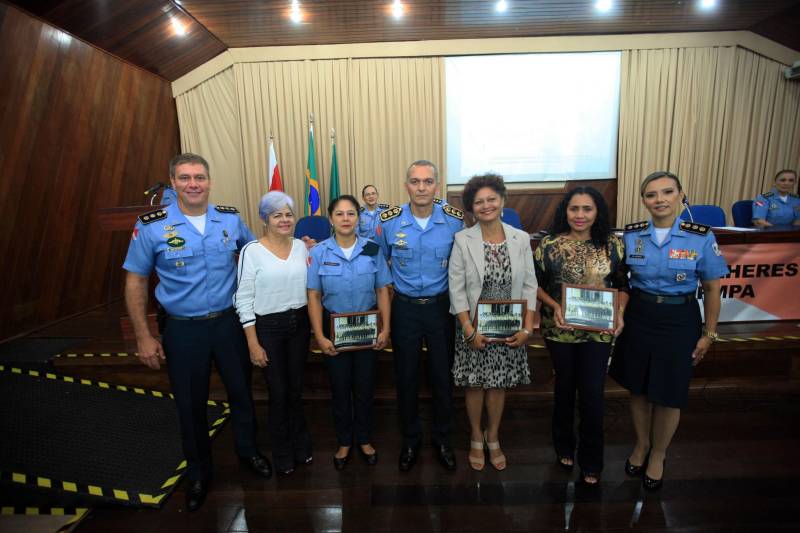 Cerca de 350 policiais femininas iniciaram, na manhã desta sexta-feira (23), no auditório da Universidade da Amazônia, o I Encontro de Mulheres Policiais. O evento faz parte das comemorações pelos 200 anos da Polícia Militar do Pará, celebrado em 2018. A proposta do encontro é proporcionar trocas de experiências profissionais e pessoais entre o efetivo feminino da Polícia Militar do Pará, levantando discussões de temas relacionados às questões do gênero. A ideia do encontro surgiu depois que a PMPA abriu um espaço no site da corporação, para que os internautas enviassem sugestões de eventos que pudessem marcar os 200 anos da instituição no Estado.
FOTO: THIAGO GOMES / AG. PARÁ
DATA: 23.03.2018
BELÉM - PARÁ <div class='credito_fotos'>Foto: Thiago Gomes /Ag. Pará | <a href='/midias/2018/originais/e8cf8bbe-dcd3-4d2f-bc7b-3ce0106a7fd1.jpg' download><i class='fa-solid fa-download'></i> Download</a></div>
