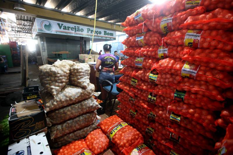 Quem foi às Centrais de Abastecimento do Pará (Ceasa-PA) nesta segunda-feira (4) já conseguiu adquirir diversos hortifrutigranjeiros que estavam em falta por conta da greve dos caminhoneiros. O movimento, que durou mais de 10 dias em todo o país, prejudicou o abastecimento desses produtos em quase todas as cidades brasileiras.

FOTO: SIDNEY OLIVEIRA / AG. PARÁ
DATA: 04.06.2018
BELÉM - PARÁ <div class='credito_fotos'>Foto: Sidney Oliveira/Ag. Pará   |   <a href='/midias/2018/originais/e8d7c7e1-501b-4ab8-9571-77945483c760.jpg' download><i class='fa-solid fa-download'></i> Download</a></div>