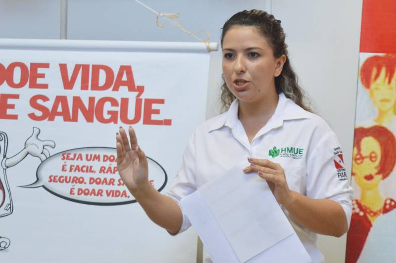 Durante os 22 dias que ficou internado na Unidade de Terapia Intensiva do Hospital Metropolitano de Urgência e Emergência (HMUE), o pintor Jarbas Costa recebeu quatro transfusões de sangue. A solidariedade de quem doa sangue na Fundação Centro de Hemoterapia e Hematologia do Pará (Hemopa) ajuda a salvar vidas de pessoas como a do pintor. Mas é preciso sensibilizar constantemente a população para a importância deste ato tão nobre. Por isso, a equipe de Humanização do HMUE promoveu uma roda de conversa nesta quinta-feira (14), com usuários do ambulatório de retorno da unidade. A data marca o Dia Mundial do Doador de Sangue. Na foto, a analista de Humanização, Natalia Failache.
FOTO: ASCOM / HMUE
DATA: 14.06.2018
BELÉM - PARÁ <div class='credito_fotos'>Foto: ASCOM HMUE | <a href='/midias/2018/originais/e8e10c0d-9149-4e02-bec2-7de21376c810.jpg' download><i class='fa-solid fa-download'></i> Download</a></div>