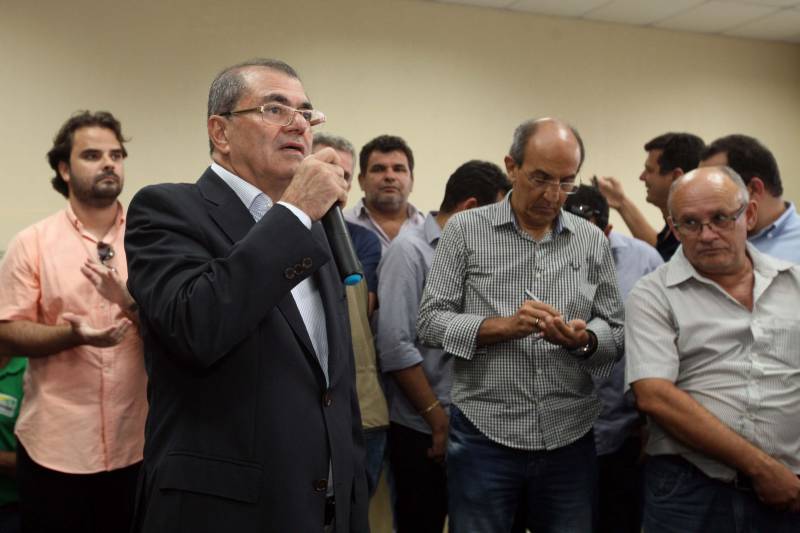 O Governador do Estado, Simão Jatene, também entregou para a região mais de 90 viaturas (foto) , 65 caminhonetes e 27 carros utilitários (pálios weekend), com destaque para duas da patrulha rural e uma para ronda escolar específica para Marabá. O Secretário de Estado de Segurança Pública, Luiz Fernandes, ressaltou que os veículos vão substituir a frota nas regiões sul e sudeste. “Surgiu uma demanda do policiamento rural, e já uma semana depois, por determinação do governador, já trouxemos as viaturas e já temos o policiamento disponível para fazer esse patrulhamento, que vai iniciar na região sudeste, mas se estenderá para a região sul e nordeste do estado. Hoje estamos substituindo toda a frota de veículos da região sul e sudeste, além disso o governador determinou onde tiver policiamento vai ter uma viatura, e já foi apresentado para a região os novos policiais que tomaram posse, nós não temos mais nenhum município sem delegado”, pontuou. Outras conquistas citada pelo Secretário da SEGUP foi o aumento do Núcleo de Apoio à Investigação e a criação de um conselho regional para acompanhar as ações de segurança pública.
FOTO: SIDNEY OLIVEIRA / AG. PARÁ
DATA: 06.04.2018
MARABÁ - PARÁ <div class='credito_fotos'>Foto: Sidney Oliveira/Ag. Pará | <a href='/midias/2018/originais/e8e86c65-9ac2-4310-bd86-709889fcd5cc.jpg' download><i class='fa-solid fa-download'></i> Download</a></div>