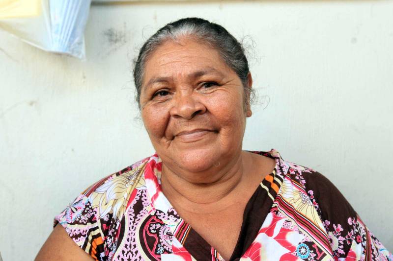 O governador Simão Jatene está no município de Bragança, nordeste do Estado, neste sábado (19), para visitar algumas das localidades atingidas pelas enchentes provocadas pelas chuvas do início da semana. A Defesa Civil Estadual está articulando as secretarias de Estado para atender às pessoas afetadas pelos alagamentos. Até o momento são três famílias desabrigadas e mais de três mil pessoas afetadas, principalmente na comunidade de Maranhãozinho. A prefeitura decretou estado de alerta. Uma sala de situação foi montada no município para o gerenciamento das ações que atendem às famílias. Na foto, dona Maria do Amparo.
FOTO: RODOLFO OLIVEIRA / AG. PARÁ
DATA: 19.05.2018
BRAGANÇA - PARÁ <div class='credito_fotos'>Foto: Rodolfo Oliveira/Ag. Pará | <a href='/midias/2018/originais/e8e8b640-b1fc-4a51-8a79-4dccf989f292.jpg' download><i class='fa-solid fa-download'></i> Download</a></div>