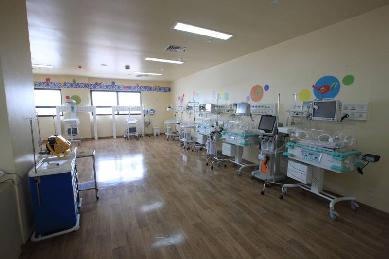 O governador Simão Jatene fez neste domingo (30), às 11 h, uma visita técnica (foto) às instalações do novo Hospital Abelardo Santos, no Distrito de Icoaraci, na Região Metropolitana de Belém. Como fez em Capanema (nordeste do Pará), no novo Hospital Regional dos Caetés, o governador convidou pessoas da comunidade para acompanhá-lo na visita. O objetivo foi mostrar à população que o hospital está pronto para ser inaugurado. "Alguns pequenos detalhes, obrigatórios para a entrada em funcionamento de qualquer hospital, ainda precisam ser feitos, como a assepsia dos ambientes e a calibragem dos equipamentos. Mas o ‘Abelardo’ está pronto, e já é o maior hospital da Região Metropolitana", disse o governador.

FOTO: CRISTINO MARTINS / AG. PARÁ
DATA: 30.12.2018
ICOARACI - PARÁ <div class='credito_fotos'>Foto: Cristino Martins/Ag. Pará   |   <a href='/midias/2018/originais/e8eb380d-55c3-489c-9a51-dcb2db135fbc.jpg' download><i class='fa-solid fa-download'></i> Download</a></div>