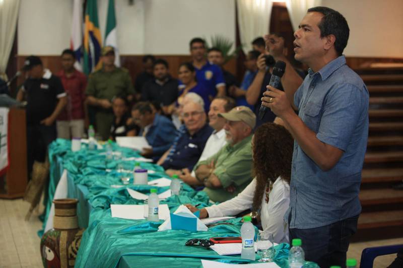 O produtor rural Nilson Corrêa da Silva, 23 anos, mora na comunidade Santo Ezequiel Moreno e produz alimentos em 700 hectares de terra na agrovila Acutipereira, no município de Portel, no arquipélago do Marajó. Mesmo morando e produzindo alimentos na comunidade, ele não possuía título de propriedade de terra. Para beneficiar produtores como Nilson, o governador Simão Jatene entregou, na manhã desta sexta-feira (23), títulos coletivos que beneficiaram mais de mil famílias. Os títulos também beneficiaram comunidades remanescentes de quilombos e povos tradicionais do município marajoara. O Pará foi o Estado que mais titulou áreas em prol dos remanescentes de quilombos no Brasil. Das 170 comunidades tituladas no país, 62 estão no Pará, sendo que destas 53 foram tituladas pelo Instituto de Terras do Pará (Iterpa).

FOTO: MÁCIO FERREIRA / AG. PARÁ
DATA: 23.03.2018
PORTEL - PARÁ <div class='credito_fotos'>Foto: MÁCIO FERREIRA/ AG. PARÁ   |   <a href='/midias/2018/originais/e8f0b6e3-3c0a-4474-aa0b-d5c3a23bda2a.jpg' download><i class='fa-solid fa-download'></i> Download</a></div>