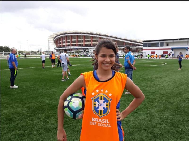 Na manhã de hoje (16) aproximadamente 150 meninos e meninas, com idades entre 9 a 13 anos, participaram do CBF Social, festival de futebol realizado pela Confederação Brasileira de Futebol e que este ano está na terceira edição em Belém. Dentre eles, 40 alunos do Pro Paz nos bairros, polo Mangueirão participaram junto a outras crianças do Festival realizado no Centro Esportivo da Juventude (Ceju). “É sempre muito gratificante retornar à Belém, principalmente agora na final da Copa Verde. Estamos promovendo o Festival CBF Social, para que as crianças aprendam sobre valores, responsabilidade social e outras questões importantes, como a sustentabilidade, reciclagem e preservação ambiental. Deixamos um legado de conhecimento para elas, além, é claro dos materiais utilizados nas atividades. Só tenho agradecer a Fundação Pro Paz e ao Governo do Estado”, finalizou o gerente de desenvolvimento técnico, responsabilidade social e sustentabilidade da CBF, Diogo Netto. Com o objetivo de trabalhar temáticas sociais aliadas ao esporte, os alunos receberam ensinamentos sobre coletividade, respeito ao próximo e ao meio ambiente com a prática do futebol. As atividades relacionam as temáticas e fazem com que as crianças aprendam, brincando. Na foto, a aluna Vitória Gabriele Silva, 12 anos.
FOTO: EMANUELE CORRÊA / ASCOM PRO PAZ
DATA: 16.05.2018
BELÉM - PARÁ <div class='credito_fotos'>Foto: EMANUELE CORRÊA / ASCOM PRO PAZ | <a href='/midias/2018/originais/e8f4fb9a-fa10-4561-9ae6-a943097fb7e7.jpg' download><i class='fa-solid fa-download'></i> Download</a></div>