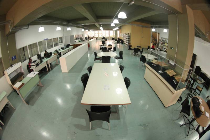Ao entrar na Biblioteca Arthur Viana, localizada no Centro Cultural e Turístico Tancredo Neves (Centur), é possível visualizar e sentir as diferenças logo ao chegar. O espaço, que desde 2015 passava por reformas, está completamente pronto para sua reinauguração, que deve acontecer já na próxima semana. Iluminação adequada, climatização renovada, mudança de estantes e outros móveis que contribuíram para a ampliação do espaço, além de um verdadeiro upgrade em diversos espaços de convivência, serviços e estudos, trouxeram novos ares a centenária biblioteca.
FOTO: THIAGO GOMES / AG. PARÁ
DATA: 27.04.2018
BELÉM - PARÁ <div class='credito_fotos'>Foto: Thiago Gomes /Ag. Pará | <a href='/midias/2018/originais/e8f8d4f5-89f2-4f33-802f-9c301a5dd6f5.jpg' download><i class='fa-solid fa-download'></i> Download</a></div>