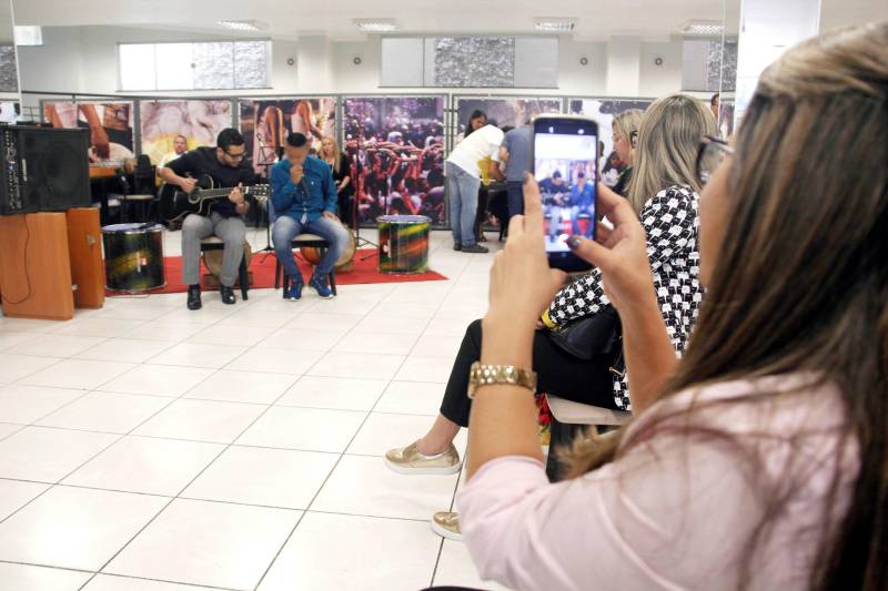 Cerca de 60 internos que cumprem medida socioeducativa na Fundação de Atendimento Socioeducativo do Pará (Fasepa) e egressos do sistema apresentaram ao público nesta sexta-feira (30), na Casa de Plácido, em Belém, o resultado de algumas ações artística, culturais e culinárias que foram desenvolvidas por eles ao longo deste ano de 2018. A 4ª Mostra de Talentos contou com apresentações musicais, dança, teatro, poesia, além de exposições fotográficas, artesanato e venda de produtos feito pelos próprios socioeducandos, sob orientação da equipe de arte-educadores da Fundação, buscando garantir a reinserção e a participação social dos internos durante e ao término da medida  ocioeducativa.

FOTO: ASCOM FASEPA
DATA: 30.11.2018
BELÉM - PARÁ <div class='credito_fotos'>Foto: ASCOM / FASEPA   |   <a href='/midias/2018/originais/e8fc77dd-0642-40fb-8695-5452f7812757.jpg' download><i class='fa-solid fa-download'></i> Download</a></div>