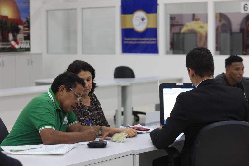 Um lugar que disponibiliza a prestação de vários serviços públicos em um único ambiente, oferecendo atendimento ágil, eficiente e de qualidade. Assim é a Estação Cidadania (foto) que chega ao final deste ano de 2018 com oito postos de atendimento, distribuídos em Belém, Icoaraci, Ananindeua, Marabá, Santarém e Parauapebas. Instituído através do Decreto 153 de 05/07/2011, a Estação Cidadania integra 32 órgãos na prestação de serviços ao cidadão. É possível tirar carteira de identidade, pagar diversas contas, negociar dívidas e até doar sangue, entre outros. O gerenciamento, implantação, instalação, funcionamento e a coordenação do Serviço de Atendimento à População “ESTAÇÃO CIDADANIA” são de responsabilidade da Secretaria de Estado de Administração – SEAD.  Desde 2011 as Estações Cidadania já realizaram mais de 3,1 milhões de atendimentos.

FOTO: SIDNEY OLIVEIRA / AG. PARÁ
DATA: 26.11.2018
BELÉM - PARÁ <div class='credito_fotos'>Foto: Sidney Oliveira/Ag. Pará   |   <a href='/midias/2018/originais/e8fdaf80-ea9a-4c55-a562-4430810dcf22.jpg' download><i class='fa-solid fa-download'></i> Download</a></div>
