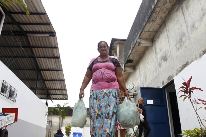 Há dois anos dona Alcione do Socorro (foto) visita o filho que cumpre pena no Presídio Estadual Metropolitano II (PEM II), no Complexo Penitenciário de Marituba. Todos os sábados ela sai do munícipio de Benevides, e chegar a aguardar por até três horas um ônibus passar e parar pra chegar até a penitenciária.
FOTO: AKIRA ONUMA / ASCOM SUSIPE
DATA: 12.05.2018
MARITUBA - PARÁ <div class='credito_fotos'>Foto: Akira Onuma / Ascom Susipe | <a href='/midias/2018/originais/e9008d11-a81a-4bdd-8e84-cdfb9f5b7ffe.jpg' download><i class='fa-solid fa-download'></i> Download</a></div>