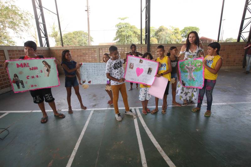 À tarde, os polos do Pro Paz nos Bairros, do Instituto de Ensino de Segurança do Pará (Iesp) e da Universidade Federal do Pará (UFPA) promoveram palestras para as crianças e seus familiares, dentro da programação alusiva ao “Dia da família no polo”, na qual famílias e alunos se reúnem para confraternizar, debater o tema e participar das apresentações de dança. "Hoje realizamos uma roda de conversa sobre abuso e exploração sexual contra crianças e adolescentes. Tanto para os pais, para que fiquem atentos aos sinais e reforcem a atenção, pois grande parte da violência ocorre dentro de casa, quanto para empoderar essas crianças, para que elas saibam diferenciar o contato com os adultos. Se ocorrer, que elas possam denunciar, que elas percebam que têm voz e apoio de profissionais que, constantemente, estão na luta da defesa dos seus direitos", disse a assistente social Joyce Cardoso, responsável pela palestra no Polo UFPA.
FOTO: CARLOS SODRÉ / AG. PARÁ
DATA: 18.05.2018
BELÉM - PARÁ <div class='credito_fotos'>Foto: Agência Pará | <a href='/midias/2018/originais/e9111a97-5aba-41ea-8a70-5f0ab5a809b1.jpg' download><i class='fa-solid fa-download'></i> Download</a></div>