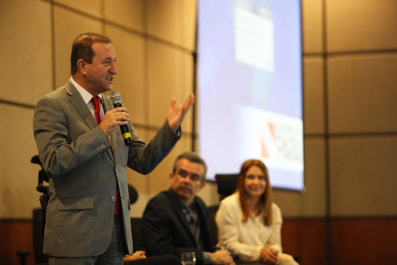 Cento e quarenta e um gestores municipais que aderiram ao Programa Municípios Sustentáveis participam da terceira reunião do Fórum Permanente de Prefeitas e Prefeitos dos Municípios Sustentáveis. O evento começou na manhã desta quarta-feira (7), no auditório do Hangar Convenções e Feiras da Amazônia. A programação segue até esta quinta-feira (8). Com o tema “Gestão Compartilhada”, o evento traz as experiências e os desdobramentos das agendas governamentais que foram planejadas em parceria com as gestões municipais. Durante o encontro também está sendo apresentado o balanço das ações e resultados do Programa Municípios Sustentáveis (PMS), da Secretaria Extraordinária de Municípios Sustentáveis (Semsu), que propõe a sustentabilidade dos municípios em âmbito global, a gestão e ajuste fiscal, até as grandes obras de infraestrutura. Os projetos respeitam a realidade e peculiaridades de cada território, com ações ancoradas nos planos governamentais Pará 2030, Pará Ambiental e Pará Social.

FOTO: SIDNEY OLIVEIRA / AG PARÁ
DATA: 07.02.2018
BELÉM - PARÁ <div class='credito_fotos'>Foto: Sidney Oliveira/Ag. Pará   |   <a href='/midias/2018/originais/e9116c3f-cfcb-4bee-8730-31c00e9f7b41.jpg' download><i class='fa-solid fa-download'></i> Download</a></div>