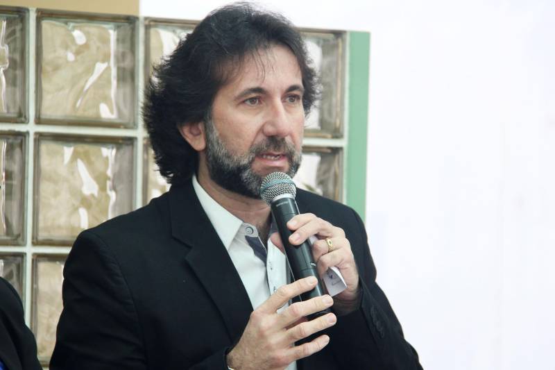 A parceria entre instituições governamentais e não governamentais foi celebrada e renovada, por mais um ano, nesta sexta-feira (13), na sede do Tribunal de Justiça do Estado (TJ/PA), em Belém. Com isso, adolescentes e jovens egressos do sistema socioeducativo do Pará vão continuar a ser atendidos pelo projeto “Reescrevendo Nossa História”. A iniciativa garante a reinserção de adolescentes egressos à sociedade, assegurando cidadania para aqueles em situação de vulnerabilidade social. Baseada no Termo de Concretização de Direitos Humanos, celebrado entre o Ministério Público do Trabalho e a Companhia Docas do Pará (CDP), por meio dessa iniciativa, as multas são revertidas em prol da reinserção de adolescentes egressos à sociedade, assegurando cidadania para adolescentes e jovens em situação de vulnerabilidade social. O projeto conta com oficinas e cursos para os egressos da Fundação de Atendimento Socioeducativo do Pará (Fasepa), do governo estadual e Fundação Papa João XXIII (Funpapa), da Prefeitura de Belém, para inseri-los no mercado de trabalho. Na foto, o presidente da Fasepa, Simão Bastos.

FOTO: TIAGO FURTADO / ASCOM FASEPA
DATA: 13.04.2018
BELÉM - PARÁ <div class='credito_fotos'>Foto: TIAGO FURTADO / ASCOM FASEPA   |   <a href='/midias/2018/originais/e914e222-b03c-4d39-9156-158bcc7552ef.jpg' download><i class='fa-solid fa-download'></i> Download</a></div>