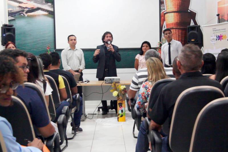 A aplicação da medida socioeducativa em meio aberto (liberdade assistida e prestação de serviços à comunidade) para adolescentes em conflito com a lei foi o tema que norteou as discussões do 2º Encontro Temático da Socioeducação, realizado na Estação Cidadania, em Santarém, nesta quinta-feira, 26. Na foto, o presidente da Fasepa, Simão Bastos (falando)
FOTO: FRANKLIN SALVADOR / ASCOM FASEPA
DATA: 26.04.2018
SANTARÉM - PARÁ <div class='credito_fotos'>Foto: Franklin Salvador/Ascom Fasepa | <a href='/midias/2018/originais/e9233de2-d63c-46d5-8d07-e5584f62a251.jpg' download><i class='fa-solid fa-download'></i> Download</a></div>