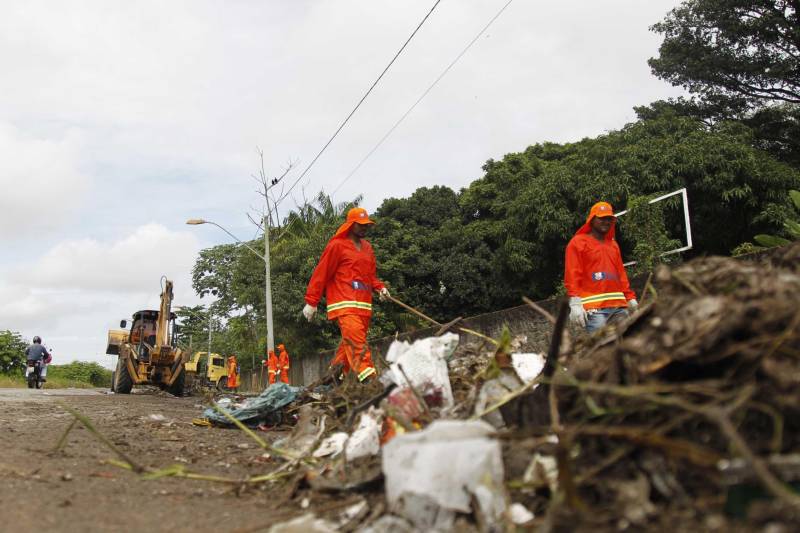 Um total de 50 presos custodiados na Colônia Penal Agrícola de Santa Izabel (CPASI) trabalham na limpeza e manutenção dos diversos canais que cortam a cidade de Belém. A ação faz parte do projeto “Puxirum”, desenvolvido pela Superintendência do Sistema Penitenciário do Estado (Susipe), em parceria com a Prefeitura de Belém, através da Secretaria Municipal de Saneamento (Sesan). Do início do ano de 2018 até agora, já foram retiradas mais de 40 toneladas de lixo e entulhos dos canais da cidade. Em 2017, os detentos ajudaram no trabalho de retirada de mais de 800 toneladas de lixo, em uma extensão que ultrapassa 33 Km, indo dos canais Água Cristal, Galo, Visconde, Antônio Baena, Travessa 3 de Maio, Jacaré, Una e São Joaquim. Os detentos trabalham de segunda a sexta-feira, durante seis horas por dia, fazendo serviços de roçagem, retirada de entulhos de bueiros e canais, além de limpeza do meio-fio. O trabalho é acompanhado por um fiscal da prefeitura e por dois agentes penitenciários. Todos são remunerados e recebem o benefício da remissão de pena, que consiste na redução de um dia da sentença a cada três trabalhados.
FOTO: AKIRA ONUMA / ASCOM SUSIPE
DATA: 08.05.2018
BELÉM - PARÁ <div class='credito_fotos'>Foto: Akira Onuma / Ascom Susipe | <a href='/midias/2018/originais/e938dfea-5450-4831-9680-f0a5aad637de.jpg' download><i class='fa-solid fa-download'></i> Download</a></div>
