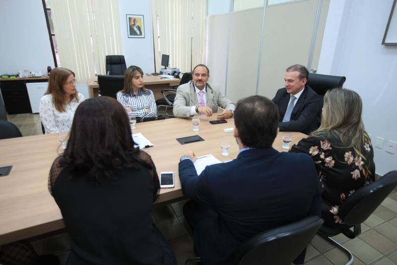Foi instalado, nesta quarta-feira, 28, durante reunião na sede da Procuradoria-Geral do Estado (PGE/PA), em Belém, o Comitê Interinstitucional de Recuperação de Ativos do Estado do Pará (Cira/PA). O Decreto nº 1.954, que instituiu o grupo de trabalho, foi publicado no Diário Oficial do Estado no dia 5 de janeiro de 2018. Com a atuação do Comitê, o Governo do Estado pretende recuperar bens e direitos obtidos ilegalmente, por meio de ações judiciais e administrativas, além daquelas que visem acautelar o patrimônio público, apurar e reprimir os crimes contra a ordem tributária e a lavagem de dinheiro, com enfoque especial na recuperação de ativos, promovendo ações que resultem na responsabilização administrativa, civil e criminal dos envolvidos.
FOTO: MÁCIO FERREIRA / AG. PARÁ
DATA: 28.02.2018
BELÉM - PARÁ <div class='credito_fotos'>Foto: MÁCIO FERREIRA/ AG. PARÁ | <a href='/midias/2018/originais/e93a70fb-5bc7-4382-ba14-8c323f4dac4c.jpg' download><i class='fa-solid fa-download'></i> Download</a></div>