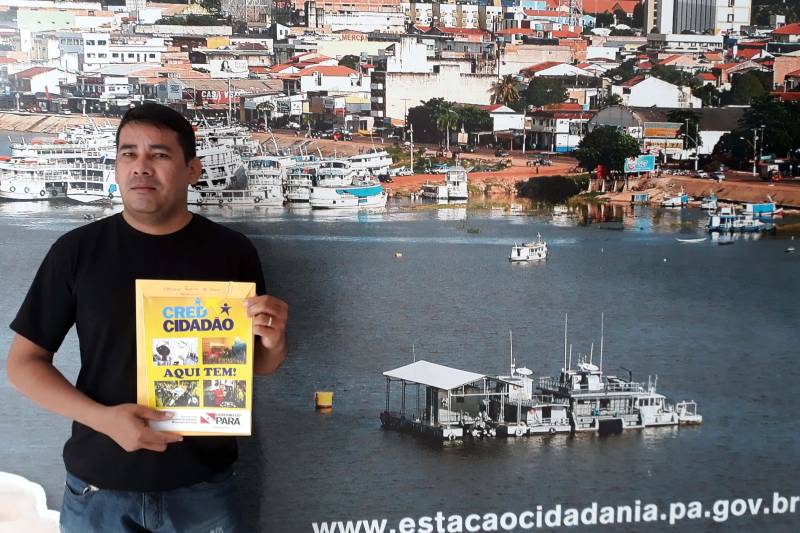O programa CredCidadão continua na região do Baixo Amazonas. Após concretizar os sonhos de empreendedores dos municípios de Belterra e Mojuí dos Campos, agora foi a vez da entrega de microcrédito para 50 micro e pequenos empreendedores de Santarém. Na ocasião, foram liberados R$ 213.900,00 para diferentes áreas: artesanato; confecções; artigos em geral; panificação; tapeçaria; farmácia, entre outros. O programa, que faz parte das ações do Pará 2030, já contabiliza mais de 700 pessoas contempladas e quase R$ 2,5 milhões liberados no município.
FOTO: SAMUEL ALVARENGA / AG. PARÁ
DATA: 03.05.2018
SANTARÉM - PARÁ <div class='credito_fotos'>Foto: SAMUEL ALVARENGA/AG.PARÁ | <a href='/midias/2018/originais/e93b970e-ee19-48e6-b669-547c3533f8e5.jpg' download><i class='fa-solid fa-download'></i> Download</a></div>