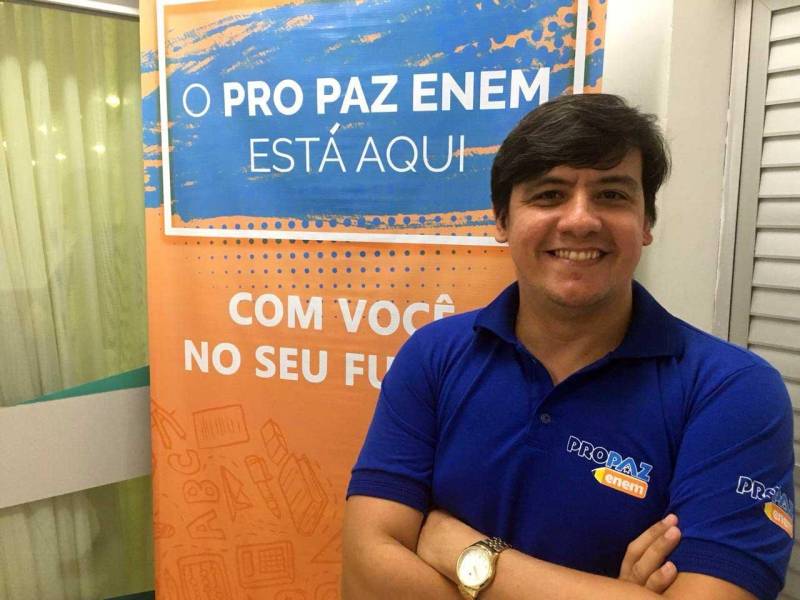 Neste domingo (25), o Pro Paz Enem iniciou o calendário de 'aulões' preparatórios gratuitos para os estudantes que prestarão o Exame Nacional do Ensino Médio (Enem). A caravana é uma realização do Governo do Estado do Pará, por meio da Fundação Pro Paz, Secretaria Extraordinária de Municípios Sustentáveis (Semsu) e a Secretaria de Educação do Pará (Seduc). “Estamos abrindo de maneira inédita, em março, praticamente junto com o calendário de aulas da Seduc, os ‘aulões’ do Pro Paz Enem e já vemos um resultado positivo, pois temos mais de 1.500 alunos entre inscritos e que se inscreveram na hora. Fomos pegos de surpresa, pois não esperávamos tanta gente; o auditório lotou e tivemos que providenciar mais cinco salas. O mais importante é saber que ninguém voltou pra casa sem aula. A procura mostra que o PPE está consolidado na sociedade paraense”, afirmou Mônica Altman, presidente da Fundação Pro Paz. Na foto, Anderson Costa, coordenador do Pro Paz Enem.
FOTO: EMANUELE CORRÊA / ASCOM PRO PAZ
DATA: 25.03.2018
BELÉM - PARÁ <div class='credito_fotos'>Foto: EMANUELE CORRÊA / ASCOM PRO PAZ | <a href='/midias/2018/originais/e93c031f-6d7e-4309-bc10-327cf555b2df.jpg' download><i class='fa-solid fa-download'></i> Download</a></div>
