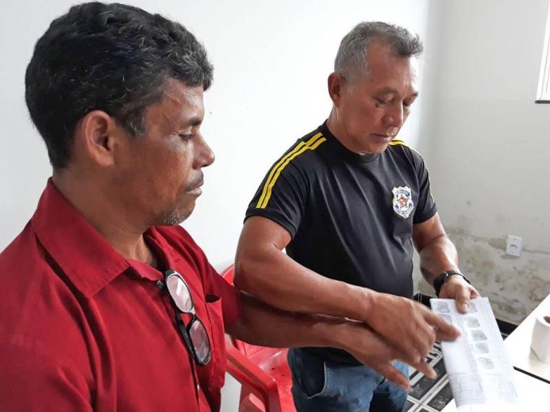 A caravana Pro Paz Cidadania despede-se hoje (09) do município de São João de Pirabas, nordeste paraense. Após dois dias de ação, o coordenador responsável pelas emissões das identidades jovens (Id jovem), destaca um saldo positivo de atendimentos a comunidade "Fizemos no domingo e na segunda ação em Pirabas e podemos contabilizar 1.500 atendimentos. A procura é muito grande principalmente por certidão de nascimento e rg, devido também ao fato de ser uma comunidade que trabalha com a pesca ou roçado, então, os documentos se perdem com mais facilidade. Estamos felizes por conseguir atender a demanda do município", finalizou Arnaldo Ampuero.
FOTO: ASCOM / PRO PAZ
DATA: 09.04.2018
SÃO JOÃO DE PIRABAS - PARÁ <div class='credito_fotos'>Foto: ASCOM PRO PAZ | <a href='/midias/2018/originais/e93f7dce-80f6-4ca7-b733-1906d9d1b851.jpg' download><i class='fa-solid fa-download'></i> Download</a></div>
