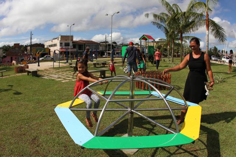"Agora temos um espaço melhor, mais confortável e seguro para a diversão de nossas crianças e lazer de todos", afirmou Joane Boás, 43 anos (foto). A mãe da pequena Sophia, de 5 anos, comemora ao ver a nova praça da comunidade, no Curió-Utinga, em Belém. O espaço, localizado nas proximidades do Parque Estadual do Utinga, foi entregue oficialmente, neste domingo (01). A cerimônia contou com a presença do governador Simão Jatene, comunidade, entre outras autoridades.
FOTO: CRISTINO MARTINS / AG. PARÁ
DATA: 01.04.2018
BELÉM - PARÁ <div class='credito_fotos'>Foto: Cristino Martins/Ag. Pará | <a href='/midias/2018/originais/e940e779-933c-4233-8c55-b6fc7127f66d.jpg' download><i class='fa-solid fa-download'></i> Download</a></div>