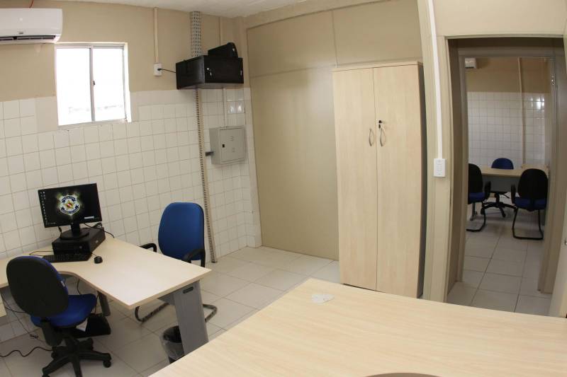 Sempre que algum caso ligado à segurança envolvendo crianças ou adolescentes acontecia em Ananindeua, Marituba ou municípios vizinhos, os agentes eram obrigados a se deslocar ate Belém. Os municípios da Região Metropolitana não dispunham de uma unidade da Data, Divisão de Atendimento ao Adolescente. E nesta quarta-feira, 30, esse problema acabou. O Governo do Pará inaugurou as novas instalações da 2ª Data do Pará, na Rodovia Mario Covas, em Ananindeua. Vinculada à Diretoria de Atendimento a Grupos Vulneráveis, a unidade terá circunscrição em Ananindeua, Marituba, Benevides e Santa Bárbara do Pará. 

FOTO: CRISTINO MARTINS / AG. PARÁ
DATA: 30.05.2018
 <div class='credito_fotos'>Foto: Cristino Martins/Ag. Pará   |   <a href='/midias/2018/originais/e943f9b8-608c-4157-af52-5da1be545e4d.jpg' download><i class='fa-solid fa-download'></i> Download</a></div>