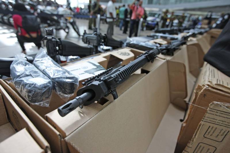 Com a entrega de mais 359 veículos, somente esta semana, o Governo do Pará reforçou a atuação da área de segurança pública em todo o Estado. Todos os veículos auxiliarão no combate a criminalidade e a manutenção da segurança em todo o território paraense. Boa parte desses veículos foi destinada diretamente para as guardas municipais, numa ação integrada com as Prefeituras, por meio da Secretaria de Segurança Pública e Defesa Social (Segup) com articulação da Secretaria de Municípios Sustentáveis, que define em conjunto com os municípios, a agenda de prioridades. A última etapa da entrega ocorreu nesta quinta-feira (5), no Hangar – Centro de Convenções da Amazônia.
FOTO: ANTÔNIO SILVA / AG. PARÁ
DATA: 05.07.2018
BELÉM - PARÁ <div class='credito_fotos'>Foto: Antônio Silva/Ag. Pará | <a href='/midias/2018/originais/e9441579-2daa-43d2-9a09-6553452a5552.jpg' download><i class='fa-solid fa-download'></i> Download</a></div>