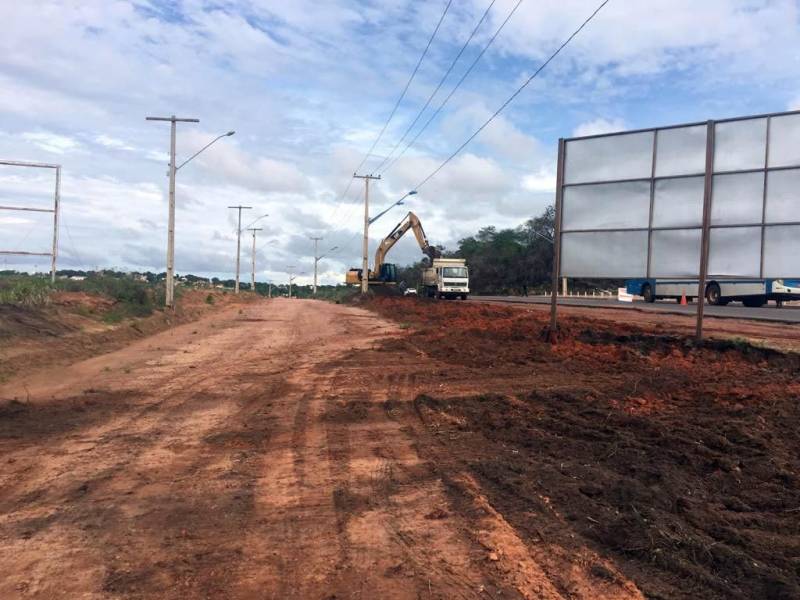 As primeiras ações do programa Asfalto na Cidade vão beneficiar, diretamente, 56 municípios em dez regiões de integração do estado. Destes, inicialmente, 13, já estão recebendo os serviços de recuperação, pavimentação asfáltica e drenagem superficial. Cada obra tem prazo previsto de 120 dias para conclusão. Nos demais municípios somente após o período de chuva os trabalhos serão iniciados. O programa é de responsabilidade da Secretaria de Desenvolvimento Urbano e Obras Públicas (Sedop), e visa melhorar a mobilidade urbana no estado e contribuir para o aumento da qualidade de vida da população. Já estão executando obras do Asfalto na Cidade os seguintes municípios: Santa Izabel do Pará, Castanhal, Maracanã, Breu Branco, Pau D’arco, Cametá, Santarém (foto), Bagre, Salvaterra, Quatipuru, Marabá, Medicilândia e Porto de Moz. No total, serão aproximadamente 250 quilômetros de vias pavimentadas, com investimentos do tesouro estadual equivalente a R$120.000.000,00.
FOTO: ASCOM / SEDOP
DATA: 25.03.2018
SANTARÉM - PARÁ <div class='credito_fotos'>Foto: Ascom Sedop | <a href='/midias/2018/originais/e948d322-b26e-4125-bfc6-38036354c19f.jpg' download><i class='fa-solid fa-download'></i> Download</a></div>