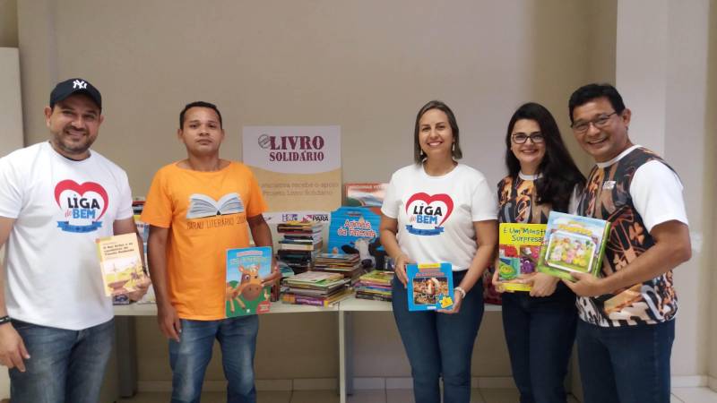 O projeto Livro Solidário, coordenado pela Imprensa Oficial do Estado (IOE), recebeu nesta quinta-feira, 27, um acervo de cerca de 500 livros (foto) do projeto social A Liga do Bem, formada por um grupo de amigos cujo objetivo é somar para um mundo mais humano e solidário, como eles se apresentam nas redes sociais.

FOTO: ASCOM / IOE
DATA: 27.12.2018
BELÉM - PARÁ <div class='credito_fotos'>Foto: ASCOM IOE   |   <a href='/midias/2018/originais/e94c3115-7e65-4fb4-9804-de8e24db37f2.jpg' download><i class='fa-solid fa-download'></i> Download</a></div>