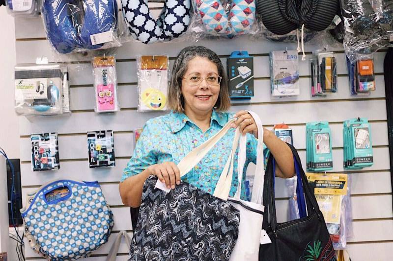 A Cooperativa Social de Trabalho Arte Feminina Empreendedora (Coostafe), formada exclusivamente por internas do Centro de Recuperação Feminino (CRF), em Ananindeua (Região Metropolitana de Belém), fechou parceria para venda de seus produtos com uma empresa de malas e plastificação de bagagens, a Protec Bag, que tem uma loja e um quiosque no Aeroporto Internacional de Belém. A Coostafe é um projeto de economia solidária para detentas, desenvolvido no Pará com apoio da Superintendência do Sistema Penitenciário do Estado (Susipe). Os produtos da Coostafe são comercializados na loja da Protec Bag desde segunda-feira (29). Os clientes da loja e visitantes do aeroporto podem encontrar bolsas, sacolas, encostos de cabeça e mais uma série de produtos feitos pelas detentas do CRF. Os produtos foram colocados à venda a preço de mercado, e parte da renda será revertida para as cooperadas. Na foto, a sócia-proprietária da franquia Protec Bag em Belém, Maria Marcelino.
FOTO: ASCOM SUSIPE
DATA: 30.10.2018
BELÉM - PARÁ <div class='credito_fotos'>Foto: ASCOM SUSIPE | <a href='/midias/2018/originais/e9512c73-ed00-4995-baf1-dc121e2b8549.jpg' download><i class='fa-solid fa-download'></i> Download</a></div>