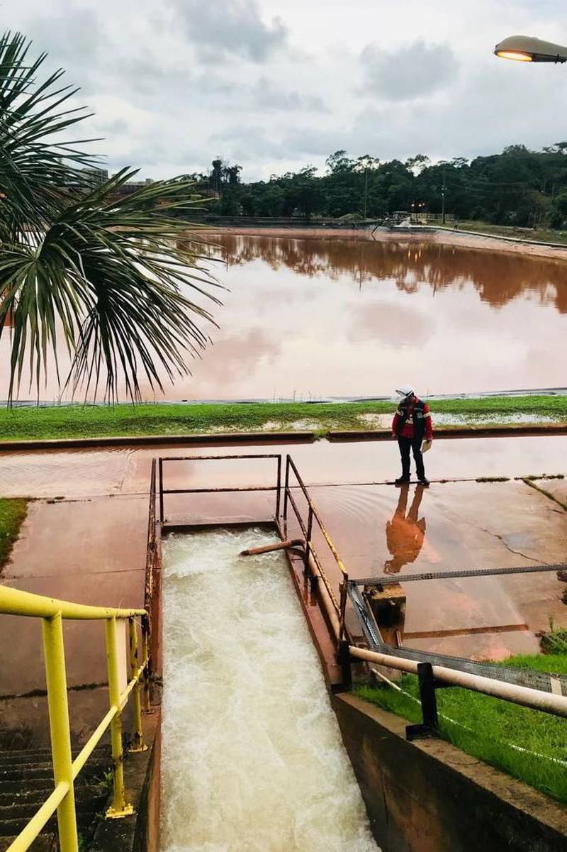 Por conta do não cumprimento do prazo de 48 horas dado pelo Governo do Estado para que a Hydro reduzisse os níveis das bacias de resíduos ao nível de pelo menos um metro, a Secretaria de Meio Ambiente e Sustentabilidade (Semas) notifica a empresa, na manhã desta terça-feira (27), com a determinação de que reduza a produção da refinaria em 50%. A Semas também triplicará a multa definida anteriormente, cumprindo a legislação ambiental em vigor, chegando a cerca de R$ 1 milhão por dia de descumprimento (300 mil Unidades de Padrão Fiscal). A empresa informou formalmente que reduziu os índices, mas não integralmente no total determinado de um metro.
FOTO: LUIZ CARLOS / SECOM
DATA: 27.02.2018
BARCARENA - PARÁ <div class='credito_fotos'>Foto: LUIZ CARLOS / SECOM | <a href='/midias/2018/originais/e96a4951-2d9d-48ca-9b79-ae87a43cce3a.jpg' download><i class='fa-solid fa-download'></i> Download</a></div>