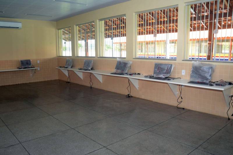 A comunidade escolar do município de Pau D´Arco, no sudeste paraense, recebeu, na quinta-feira (27), a Escola Estadual de Ensino Médio “Paul Hannemann” (foto), totalmente reconstruída pelo Governo do Estado. A cerimônia de entrega das obras contou com a presença da secretária de Estado de Educação, Ana Claudia Serruya Hage, e de dirigentes da Seduc, além de lideranças comunitárias e gestores da escola. A reconstrução da Escola “Paulo Hannemann” foi financiada com recursos do Banco Interamericano de Desenvolvimento (BID). A obra foi executada pela Secretaria de Educação e custou cerca de R$ 3.146.962,76. O projeto faz parte do Programa de Melhoria da Qualidade e Expansão da Cobertura da Educação Básica do Pará, preconizado pela Seduc no âmbito do Pacto pela Educação.

FOTO: FERNANDO NOBRE / ASCOM SEDUC
DATA: 27.12.2018
PAU D'ARCO - PARÁ <div class='credito_fotos'>Foto: FERNANDO NOBRE/ASCOM SEDUC   |   <a href='/midias/2018/originais/e96caccb-129c-4e5a-af8b-0ea00db021f2.jpg' download><i class='fa-solid fa-download'></i> Download</a></div>