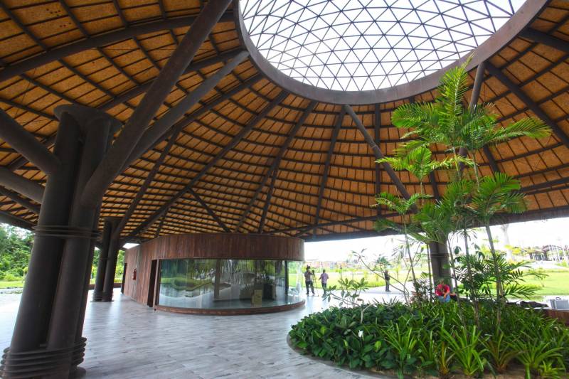 Bastante aguardado, o novo Parque Estadual do Utinga (PEUt) será reaberto ao público pelo Governo do Estado nos próximos dias 16 e 17 de março. Os serviços do mais importante espaço de preservação e estudo da biodiversidade dentro da Região Metropolitana de Belém serão oferecidos em caráter experimental. Na sexta-feira, a partir das 16h30, serão realizadas apresentações artísticas, com o Boi Veludinho, crianças do Pro Paz e a premiada Orquestra Sinfônica do Theatro da Paz. A apresentação será em um espaço ao ar livre e não será necessária a retirada de ingressos, por esse motivo, a recomendação é que o público chegue cedo, porque a entrada será fechada quando o espaço estiver lotado. No sábado, será realizada uma grande caminhada, a partir das 8 horas, com paradas para informações educativas sobre a fauna, flora e sobre os novos espaços. Por conta da grande quantidade de pessoas, incluindo crianças e idosos, o Corpo de Bombeiros recomendou e, a organização do evento acatou, a necessidade de se evitar durante a manhã do sábado o trânsito de veículos sobre rodas, como carros, bicicletas, skates e patins. Depois das 12 horas e durante todo o funcionamento do parque, a entrada e o uso por praticantes desta modalidade está completamente liberada no Parque. No domingo, o parque funciona normalmente ao público no horário de 5h30 às 17h, assim como nos outros dias, de segunda a segunda.
FOTO: IGOR BRANDÃO / AG PARÁ
DATA: 11.032018
BELÉM - PARÁ <div class='credito_fotos'>Foto: IGOR BRANDÃO / AG. PARÁ | <a href='/midias/2018/originais/e975461c-9d12-4488-aa02-6e4684f3ee00.jpg' download><i class='fa-solid fa-download'></i> Download</a></div>