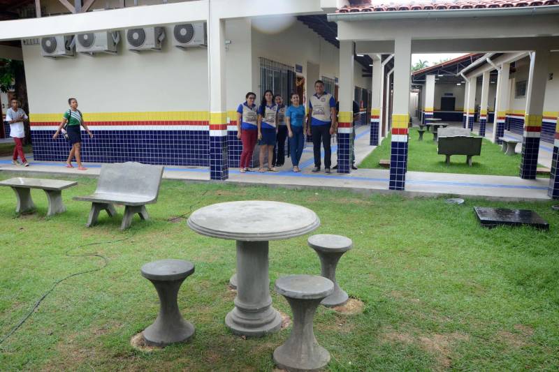 A Secretaria de Estado de Educação realizou na tarde desta terça-feira (04) visita para entrega de obra da Escola Estadual de Ensino Fundamental e Médio Dra. Ester Mouta (foto), no município de Ponta de Pedras, na Ilha do Marajó. “A toda a comunidade e munícipe de Ponta de Pedras, a Escola Ester Mouta”, entregou a Secretaria de Estado de Educação, Ana Claudia Serruya Hage. “Nos inauguramos a escola com padrão de qualidade e agora cabe a todos os alunos, diretores e professores zelarem por esta escola que é um patrimônio púbico e que certamente várias gerações ainda passarão por ela. E que possamos manter ainda mais a cultura e a educação elevada em Ponta de Pedras", frisou Ana Claudia.
FOTO: FERNANDO NOBRE / ASCOM SEDUC
DATA: 04.12.2018
PONTAS DE PEDRAS - PARÁ <div class='credito_fotos'>Foto: FERNANDO NOBRE/ASCOM SEDUC | <a href='/midias/2018/originais/e977ea6f-a250-4c47-bd0d-f0baae8beee0.jpg' download><i class='fa-solid fa-download'></i> Download</a></div>