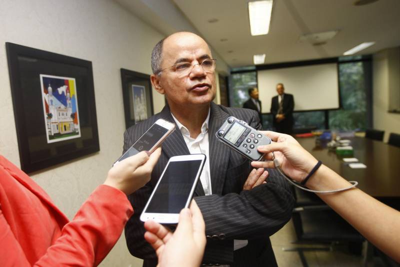 Uma comissão do Governo do Pará foi recebida, nesta segunda-feira (9), no Tribunal de Contas do Pará (TCE) pela presidente do órgão, Lourdes Lima e por um grupo de conselheiros para fazer a entrega do Balanço Geral do Estado (BGE), documento com os resultados alcançados durante o exercício de 2017 pelo Estado. Ao TCE ficará a missão de analisar e emitir um parecer sobre os dados do relatório, que em seguida, será apreciado e passará por aprovação da Assembleia Legislativa do Pará (Alepa). O Balanço retrata a execução orçamentária, financeira e patrimonial do Estado, englobando 87 órgãos e entidades da Administração Direta, Autarquias, Fundações, Fundos e Empresas Estatais que compõem os orçamentos: Fiscal, da Seguridade Social e de Investimentos. No montante, o Estado obteve um resultado orçamentário positivo no valor de R$ 590 milhões, resultado da realização de receita no montante de R$ 23,123 bilhões e da execução da despesa, no total de R$ 22,533 bilhões. Na foto, titular da Secretária de Estado de Planejamento (Seplan), José Colares.
FOTO: THIAGO GOMES / AG. PARÁ
DATA: 09.04.2018
BELÉM - PARÁ <div class='credito_fotos'>Foto: Thiago Gomes /Ag. Pará | <a href='/midias/2018/originais/e97fbefe-239b-4e1e-89e5-ae60240b0db8.jpg' download><i class='fa-solid fa-download'></i> Download</a></div>