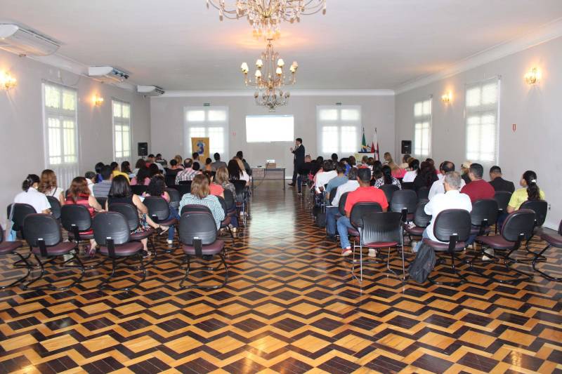 O Núcleo de Articulação e Cidadania (NAC) do Governo do Pará realizou na manhã desta quarta-feira (12), no auditório do Palácio do Governo, a última edição do ano de 2018 do projeto Bate-Papo com o Terceiro Setor (foto). Os temas do encontro foram “Lei do Voluntariado: O que é Necessário Saber”, com o advogado Igor Bezerra, e “Marketing e Comunicação como Ferramenta de Diferenciação às Instituições do Terceiro Setor” com especialista Junior Lopes. A diretora Geral do NAC, Daniele Khayat, abriu o encontro falando sobre a importância que esse projeto teve durante todos esses anos. “O que nós fizemos foi muito importante, esses encontros contribuíram diretamente para a autonomia e gestão das organizações da sociedade civil, por isso que nós devemos nos orgulhar de tudo. Todos nós estamos de parabéns pelo lindo trabalho que foi realizado”.

FOTO: ASCOM / NAC
DATA: 12.12.2018
BELÉM - PARÁ <div class='credito_fotos'>Foto: Ascom NAC   |   <a href='/midias/2018/originais/e983257b-4cc8-4d7e-b421-d93c6d46f578.jpg' download><i class='fa-solid fa-download'></i> Download</a></div>