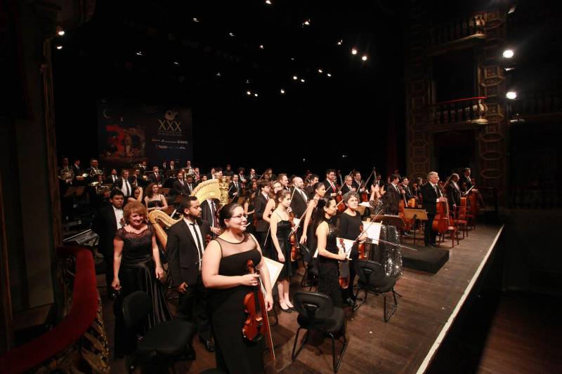O XXXI Festival internacional de Música do Pará (Fimupa) começa neste domingo, 3, com apresentações musicais gratuitas e lançamento de livro. Na foto, Carla Caramujo e a orquestra do festival.

FOTO: ASCOM FCG
 <div class='credito_fotos'>Foto: ASCOM FCP   |   <a href='/midias/2018/originais/e983558e-9282-4405-8438-80379a7dcbc0.jpg' download><i class='fa-solid fa-download'></i> Download</a></div>