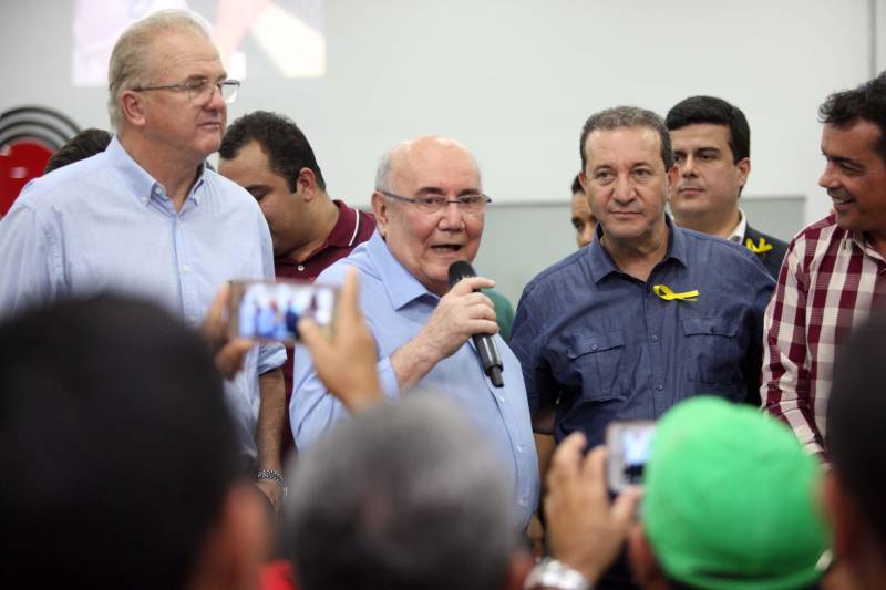 “Fiz questão de trazer minha filha para seu primeiro exercício de cidadania que é ter uma carteira de identidade, ainda mais em um local como este, que permite resolvermos várias pendências com mais conforto e praticidade”, comemorou o senhor Genival de Oliveira, 40 anos, pai da pequena Gabrielle, 8 anos. A família de seu Genival é uma das milhares que serão beneficiadas no município de Parauapebas, no sudeste paraense, com orientações e serviços de diversos órgãos estaduais em um único local: a Estação Cidadania. O espaço, localizado no Shopping Karajás, foi entregue oficialmente à população na manhã deste sábado (19). A cerimônia contou com a presença de secretários de Estado, parlamentares, entre outras autoridades locais. Esta é a segunda Estação Cidadania da região. A primeira é a de Marabá.
FOTO: THIAGO GOMES / AG. PARÁ
DATA: 19.05.2018
PARAUAPEBAS - PARÁ <div class='credito_fotos'>Foto: Thiago Gomes /Ag. Pará | <a href='/midias/2018/originais/e985ee30-0907-4e69-9cc5-e19ad8e79ee1.jpg' download><i class='fa-solid fa-download'></i> Download</a></div>