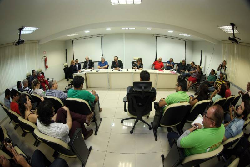 Mesmo diante da crise que ainda afeta o País, o Governo do Estado do Pará anunciou na tarde desta terça-feira, 10, o reajuste de 3% nos salários dos servidores ativos e inativos do Estado. O percentual de reajuste foi definido pela reposição da inflação no período de abril de 2017 a março de 2018, que foi de 2,89. A legislação eleitoral também veda, em ano de eleições como é 2018, reajuste acima do patamar registrado pela inflação. E a legislação vem sendo seguida à risca pelo Governo do Pará. Na reunião estiveram presentes a Secretária de Estado de Administração, Alice Viana; o procurador do Estado, Idemar Perachi; Nilo Noronha, titular da Sefa; e Ana Hage, Secretária de Educação, que ocorreu na sede da Secretaria de Administração.
FOTO: THIAGO GOMES / AG. PARÁ
DATA: 10.04.2018
BELÉM - PARÁ <div class='credito_fotos'>Foto: Thiago Gomes /Ag. Pará | <a href='/midias/2018/originais/e98cb788-df42-49a3-9d95-85fcc40b37e6.jpg' download><i class='fa-solid fa-download'></i> Download</a></div>