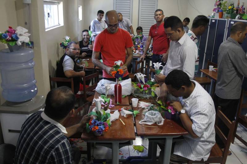 Uma turma formada por 22 internos do Centro de Recuperação Regional de Castanhal (CRRCA) finalizou nesta sexta-feira (29) um curso de arranjo de flores artificiais, oferecido pelo Serviço Nacional de Aprendizagem Rural (Senar), em parceria com a Superintendência do Sistema Penitenciário do Estado (Susipe). O curso faz parte do trabalho desenvolvido pelo setor de reinserção social, que tem como objetivo investir na qualificação profissional e geração de renda, beneficiando internos da unidade prisional. Os detentos aprenderam a confeccionar arranjos de flores utilizando materiais como EVA, tecido tipo voil, tinta spray, tinta para EVA, pincel, tiner, betume, cipó (para osn caules) e gesso para a sustentação dos arranjos nos vasos, além de muita criatividade.
FOTO: AKIRA ONUMA / ASCOM SUSIPE
DATA: 30.06.2018
CASTANHAL - PARÁ <div class='credito_fotos'>Foto: Akira Onuma / Ascom Susipe | <a href='/midias/2018/originais/e98d6f83-ca48-4df5-bd1a-700ec55189a8.jpg' download><i class='fa-solid fa-download'></i> Download</a></div>