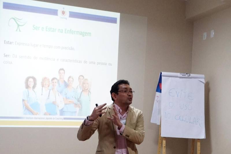 Você já se perguntou por que escolheu a profissão na qual atua? “O coach pergunta muito ‘Qual é a sua missão?’, ‘Você veio aqui para ganhar dinheiro ou cuidar de pessoas?’, porque nem sempre as pessoas estão trabalhando pelos motivos certos”, ressaltou a enfermeira de Educação Continuada, Wanessa Silva, que atua no Hospital Público Estadual Galileu (HPEG), em Belém. Na última semana, o hospital promoveu, durante quatro dias, uma reflexão entre enfermeiros e técnicos de Enfermagem sobre como se enxergam na profissão, o papel de cada um na unidade e o cuidado com os pacientes. O treinamento foi ministrado pelo coach Kotaro Tuji Neto (foto), formado em Administração de Pessoas, com especialização em Gestão de Recursos Humanos. Em palestras de uma hora de duração, realizadas no auditório do HPGE, Kotaro Tuji abordou, para enfermeiros e técnicos, o tema “Ser e Estar na Enfermagem”, estimulando a reflexão sobre a missão desses profissionais.
FOTO: ASCOM / HPEG
DATA: 13.03.2018
BELÉM - PARÁ <div class='credito_fotos'>Foto: ASCOM / HPEG | <a href='/midias/2018/originais/e98ff10c-6887-49a6-9017-ca10bccaaa39.jpg' download><i class='fa-solid fa-download'></i> Download</a></div>