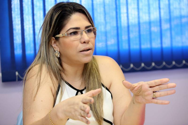 Próxima de completar 12 anos em 2018, a Lei Maria da Penha vem se consolidando como a mais importante ferramenta contra a violência de gênero no Brasil. Para a psicóloga Priscilla Taveira (foto), do Pro Paz Mulher, a medida foi um ganho importante. Com ele, haverá um fortalecimento na garantia da busca dos direitos dessas mulheres.
FOTO: SIDNEY OLIVEIRA / AG. PARÁ
DATA: 02.05.2018
BELÉM - PARÁ <div class='credito_fotos'>Foto: Sidney Oliveira/Ag. Pará | <a href='/midias/2018/originais/e996fafe-90d2-42aa-aeb3-e51ab55a564a.jpg' download><i class='fa-solid fa-download'></i> Download</a></div>