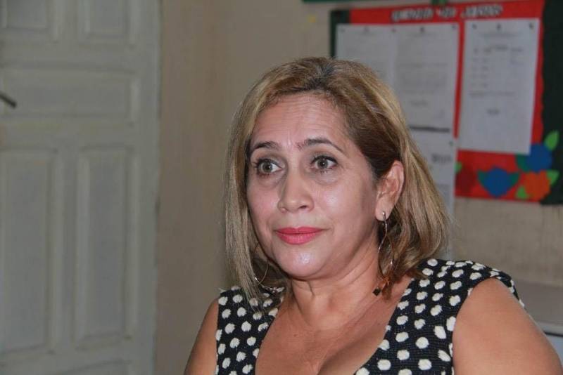 Retomar os laços afetivos e fortalecer os vínculos familiares são alguns dos desafios que dezenas de profissionais que trabalham na socioeducação enfrentam diariamente. A fim de encontrar meios que facilitem esse contato, a equipe multiprofissional que atua no Centro de Adolescente em Semiliberdade (CAS), localizado no Distrito de Icoaraci, em Belém, realizou nesta terça-feira (27) o “Encontro com as Famílias”. O Centro é administrado pela Fundação de Atendimento Socioeducativo do Pará (Fasepa) e desenvolve diversas ações pedagógicas pautadas no Estatuto da Criança e do Adolescente (ECA) e no Sistema Nacional de Atendimento Socioeducativo (Sinase). Além das reuniões sistemáticas entre a comunidade socioeducativa, os encontros com as famílias são realizados mensalmente, para que todas as pessoas envolvidas decidam quais temáticas serão abordadas em cada mês, como questões relacionadas à medida socioeducativa, educação e profissionalização. Na foto, a assistente social Marli Pereira.
FOTO: ALBERTO PASSOS / ASCOM FASEPA
DATA: 27.03.2018
BELÉM - PARÁ <div class='credito_fotos'>Foto: ALBERTO PASSOS/ ASCOM FASEPA | <a href='/midias/2018/originais/e99ea475-f7b1-4dfe-af87-20901761ea96.jpg' download><i class='fa-solid fa-download'></i> Download</a></div>