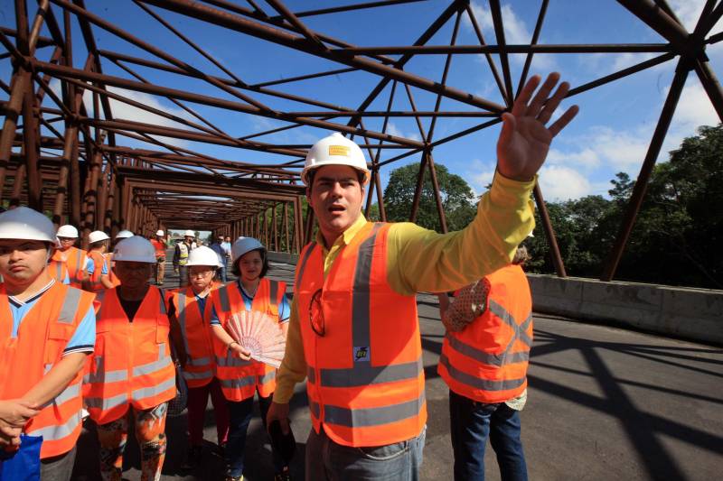 Alunos com deficiência atendidos pela Fundação Pestalozzi do Pará (FPPA) visitaram na manhã desta quinta-feira (3) as obras de prolongamento da Avenida João Paulo II, acompanhados por familiares, pela coordenadora da Fundação, Inês Pereira, e professores da Universidade da Amazônia (Unama), que fizeram a interlocução com o Núcleo de Gerenciamento de Transporte Metropolitano (NGTM), responsável pela obra. Na foto, o coordenador Socioambiental da Camargo Correa (empresa executora das obras), Victor Almeida.
FOTO: ROLDOFO OLIVEIRA / AG. PARÁ
DATA: 03.05.2018
BELÉM - PARÁ <div class='credito_fotos'>Foto: Rodolfo Oliveira/Ag. Pará | <a href='/midias/2018/originais/e9a01e5c-e79c-40a3-9d91-1387bd1246bf.jpg' download><i class='fa-solid fa-download'></i> Download</a></div>