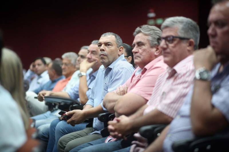 A pecuária é uma das principais cadeias produtivas do Pará, que se destaca no cenário nacional por possuir o quinto maior rebanho bovino, com mais de 20 milhões de cabeças. A importância do Estado na cadeia produtiva brasileira é destaque na InterCorte, evento que reúne iniciativas em prol do desenvolvimento do setor. A abertura, na noite desta segunda-feira, 21, no Carajás Centro de Convenções, em Marabá, sudeste paraense, contou com a presença do governador Simão Jatene, parlamentares e autoridades locais.

FOTO: THIAGO GOMES / AG. PARÁ
DATA: 21.05.2018
MARABÁ - PARÁ <div class='credito_fotos'>Foto: Thiago Gomes /Ag. Pará   |   <a href='/midias/2018/originais/e9a2b95c-62f9-4fc6-bbbc-e0a550adef27.jpg' download><i class='fa-solid fa-download'></i> Download</a></div>