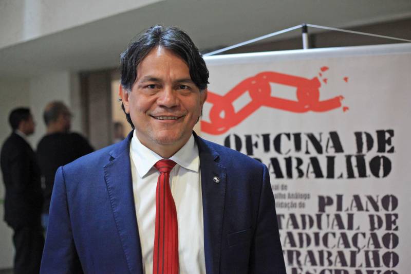 A Oficina de Trabalho da Comissão Estadual de Erradicação ao Trabalho Escravo (Coetrae), da Secretaria de Estado de Justiça e Direitos Humanos (Sejudh) começou na manhã desta quarta-feira, 25, no Auditório Aluysio Chaves, no Tribunal Regional do Trabalho da 8° Região, em Belém. O evento, que tem como principal objetivo a validação do Plano Estadual para a Erradicação do Trabalho Escravo do Pará (Peete/PA), segue até esta quinta-feira, 26, com a participação de diversas instituições governamentais e não governamentais que compõe a Coetrae, além de representações da sociedade civil de diversos municípios do Estado. Na foto, o Juiz do Trabalho em Marabá, Jonatas Andrade.
FOTO: WAGNER ALMEIDA / ASCOM SEJUDH
DATA: 25.04.2018
BELÉM - PARÁ <div class='credito_fotos'>Foto: Wagner Almeida/ Ascom Sejudh | <a href='/midias/2018/originais/e9aebeb9-3c63-4cb1-81a4-f8d6af356b65.jpg' download><i class='fa-solid fa-download'></i> Download</a></div>