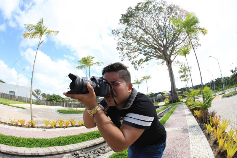 Tão ansioso quanto Caroline, o estudante Ramon Barreiros (foto), 20 anos, também está entusiasmado. Ele conta que esta é sua primeira experiência com uma câmera profissional e que tem se identificado bastante com todo o processo da fotografia. "Está sendo uma oportunidade única mesmo estar aqui. São muitas técnicas que eu não conhecia e a melhor coisa é poder usar isso no celular. Aqui eu descobri que realmente não sabia fotografar e que tenho muitas possibilidades pra fazer uma foto que seja mesmo boa", afirmou.
FOTO: RODOLFO OLIVEIRA / AG. PARÁ
07.03.2018
BELÉM - PARÁ <div class='credito_fotos'>Foto: Rodolfo Oliveira/Ag. Pará | <a href='/midias/2018/originais/e9b3fb45-4ea3-457c-9516-9bf1de7d1b89.jpg' download><i class='fa-solid fa-download'></i> Download</a></div>