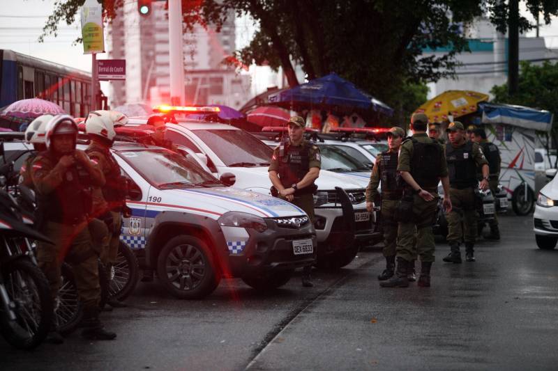 Na tarde de ontem, a Polícia Militar deflagrou a Operação “Polícia nas Ruas” (foto), o que levou um reforço de policiamento a oito bairros da capital. A partir das 16h, cerca de 80 militares de diversos batalhões, subordinados ao Comando de Policiamento da Capital I (CPC I), atuaram no incremento da segurança em toda a área do 2º Batalhão de Polícia Militar (2º BPM). Na Operação foram utilizadas sete viaturas e 25 motocicletas que, segundo o major Diógenes Braga, subcomandante do 2º BPM e comandante da Operação, serviram para dar apoio direto aos policiais que foram divididos no policiamento a pé, em pontos estratégicos dos bairros.
FOTO: THIAGO GOMES / AG. PARÁ
DATA: 05.05.2018
BELÉM - PARÁ <div class='credito_fotos'>Foto: Thiago Gomes /Ag. Pará | <a href='/midias/2018/originais/e9b9201d-dbcd-4042-b8e3-0349cf619a52.jpg' download><i class='fa-solid fa-download'></i> Download</a></div>