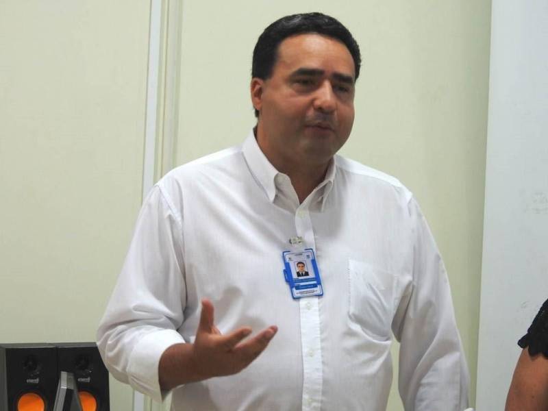 Cultura organizacional de melhoria contínua e maturidade institucional. Estes são dois aspectos fundamentais para que uma instituição de saúde seja Acreditada com Excelência pela Organização Nacional de Acreditação (ONA). O Hospital Regional Público da Transamazônica, em Altamira, no sudoeste do Pará, que em 2016 conquistou a certificação ONA 3 – Acreditado com Excelência, manteve o reconhecimento, após nova avaliação. O status ONA 3 atesta que o Hospital da Transamazônica, gerenciado pela Pró-Saúde Associação Beneficente de Assistência Social e Hospitalar, por meio de contrato com a Secretaria de Estado de Saúde Pública (Sespa), preenche todos os requisitos para um bom atendimento aos usuários. A unidade recebeu a visita de avaliadores da Fundação Carlos Alberto Vanzolini, credenciada pela ONA, e após minuciosa auditoria obteve a manutenção do nível de excelência em gestão. Na foto, o diretor-geral, Edson Primo.
FOTO: ASCOM / HRPT
DATA: 26.04.2018
ALTAMIRA - PARÁ <div class='credito_fotos'>Foto: ASCOM HRPT | <a href='/midias/2018/originais/e9ba1122-ee0e-474a-9b97-845e3a867b7d.jpg' download><i class='fa-solid fa-download'></i> Download</a></div>