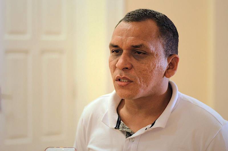 Estimular o espírito empreendedor e oportunizar a capacitação e aprendizado dos egressos do sistema penal. Esse é o objetivo da Superintendência do Sistema Penitenciário do Estado (Susipe), que em parceria com o Serviço Brasileiro de Apoio às Micro e Pequenas Empresas (Sebrae), promoveu, nesta quarta-feira (7), o curso “Aprendendo a Vender”. A iniciativa é da Coordenadoria de Assistência ao Egresso e Família (Caef), vinculada à Diretoria de Reinserção Social da Susipe. O curso foi realizado na Escola de Administração Penitenciária (EAP), em Belém, e teve o objetivo de capacitar e qualificar, na área de vendas para pequenos negócios, 25 egressos do sistema penitenciário que já receberam ou que ainda vão receber a linha de microcrédito oferecida pelo programa do Governo do Estado - o CredCidadão, que beneficia, especialmente, as pessoas de baixa renda e egressos do sistema penal oferecendo uma linha de crédito com juros mais baixos, visando apoio ao micro empreendedor e à geração de emprego e renda. Na foto, Anderson Santos, 37 anos.
FOTO: AKIRA ONUMA / ASCOM SUSIPE
DATA: 07.11.2018
BELÉM - PARÁ <div class='credito_fotos'>Foto: Akira Onuma / Ascom Susipe | <a href='/midias/2018/originais/e9c1863a-7e24-436f-aab1-6bcf1de2eedd.jpg' download><i class='fa-solid fa-download'></i> Download</a></div>