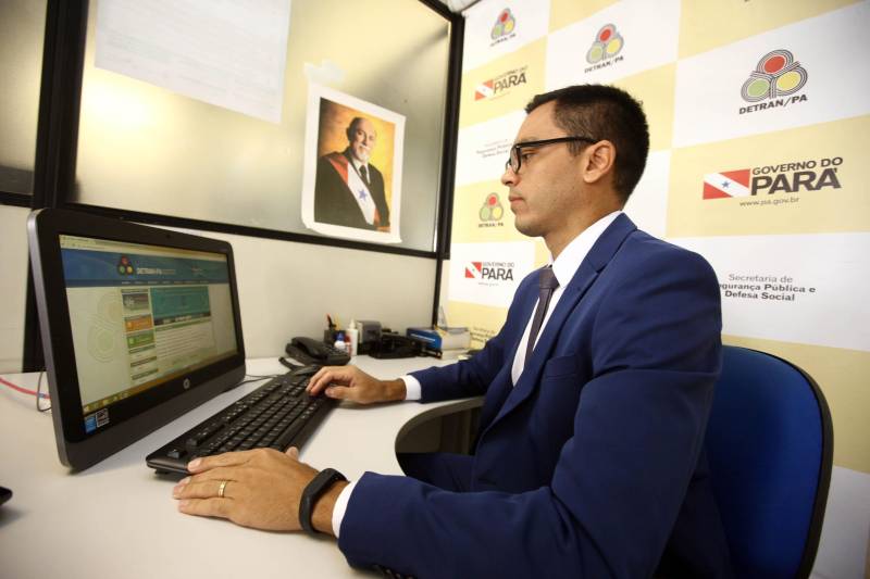 A Portaria de nº 831/ 2018 publicada no Diário Oficial de terça-feira (26) determinou o cancelamento de 26.224 Carteiras Nacionais de Habilitação (CNHs) por constatação de fraude durante o processo de emissão. Esta é a etapa conclusiva do processo administrativo especial, aberto internamente pelo Departamento de Trânsito do Estado (Detran/PA), com base no Art. 263 do Código de Trânsito Brasileiro (CTB), que já cancelou 31.935 CNHs, em 12 portarias no todo. O cancelamento das carteiras é resultado da Operação Galezia, deflagrada em 2015 pela Polícia Civil, com apoio do Detran/PA e do Ministério Público do Estado (MPE). A ação policial desarticulou um esquema fraudulento de emissão de CNH atuante no sul e sudeste do Pará, no qual estavam envolvidos servidores do Detran, despachantes e proprietários de Centros de Formação de Condutores, além de clínicas de exames. Na foto, corregedor chefe do Detran, Fábio Moura.
FOTO: SIDNEY OLIVEIRA / AG. PARÁ
DATA: 27.03.2018
BELÉM - PARÁ <div class='credito_fotos'>Foto: Sidney Oliveira/Ag. Pará | <a href='/midias/2018/originais/e9cb1b2d-491f-41ea-b687-0507a622364b.jpg' download><i class='fa-solid fa-download'></i> Download</a></div>